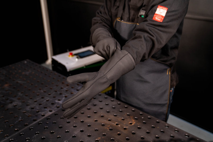 Guantes de protección en soldadura y limpieza láser marca protect