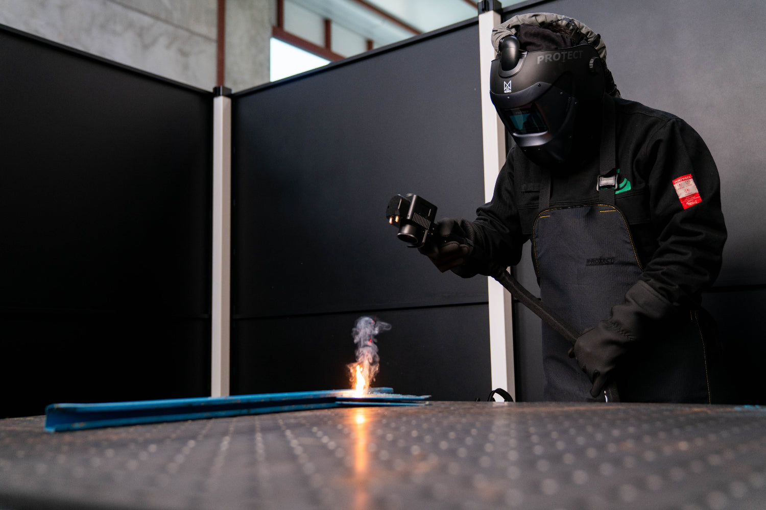 operador de limpieza laser con protección protect
